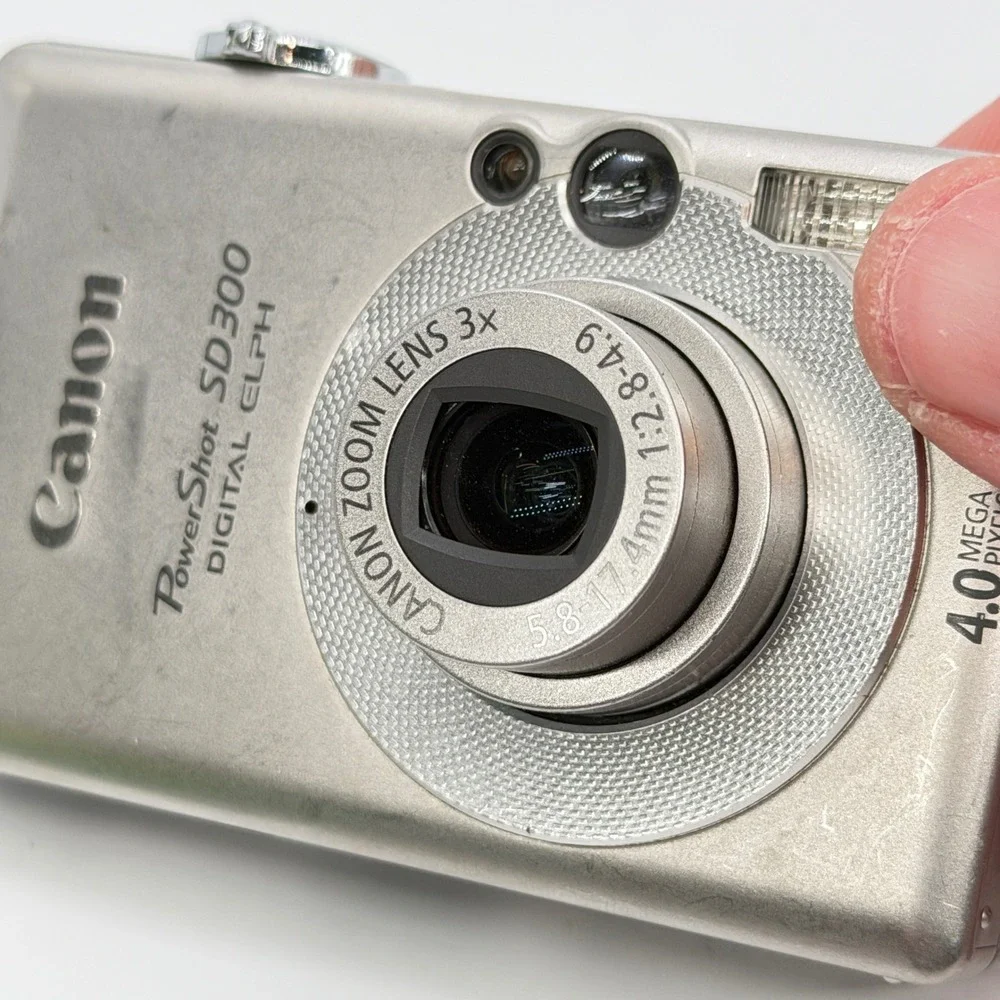 Canon PowerShot SD300 Digital ELPH 4.0MP Silver Camera Bundle SD Charger READ